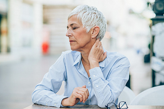 When to seek immediate medical attention for neck pain featured image